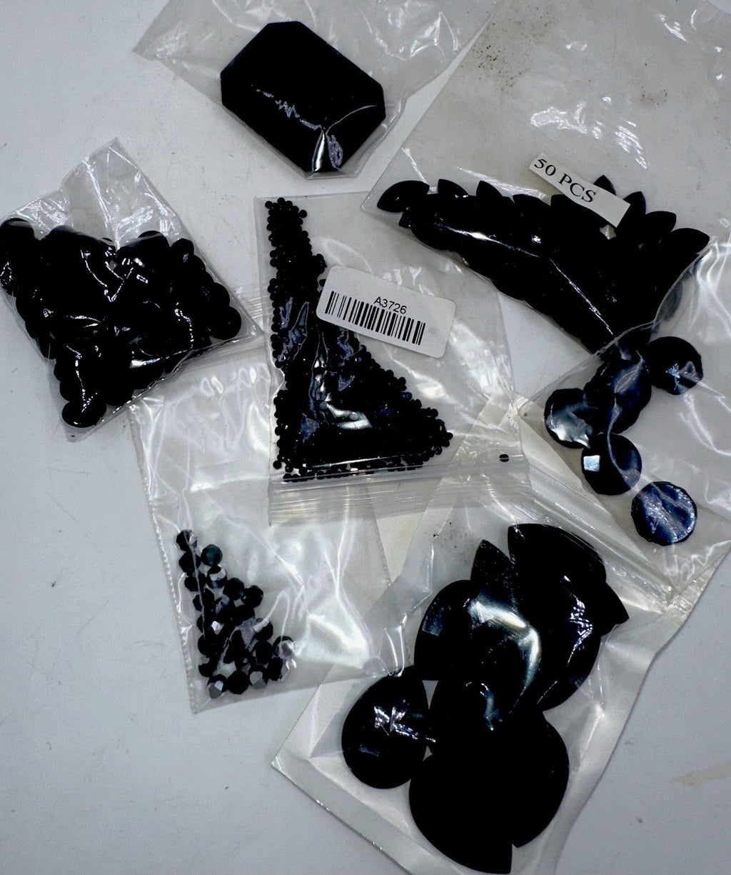 300+ Jet Black Glass Beads for Jewelry Making Includes a Large Faceted Cabochon - AntiquesEtcetera300+ Jet Black Glass Beads for Jewelry Making Includes a Large Faceted CabochonUnbrandedAntiquesEtcetera