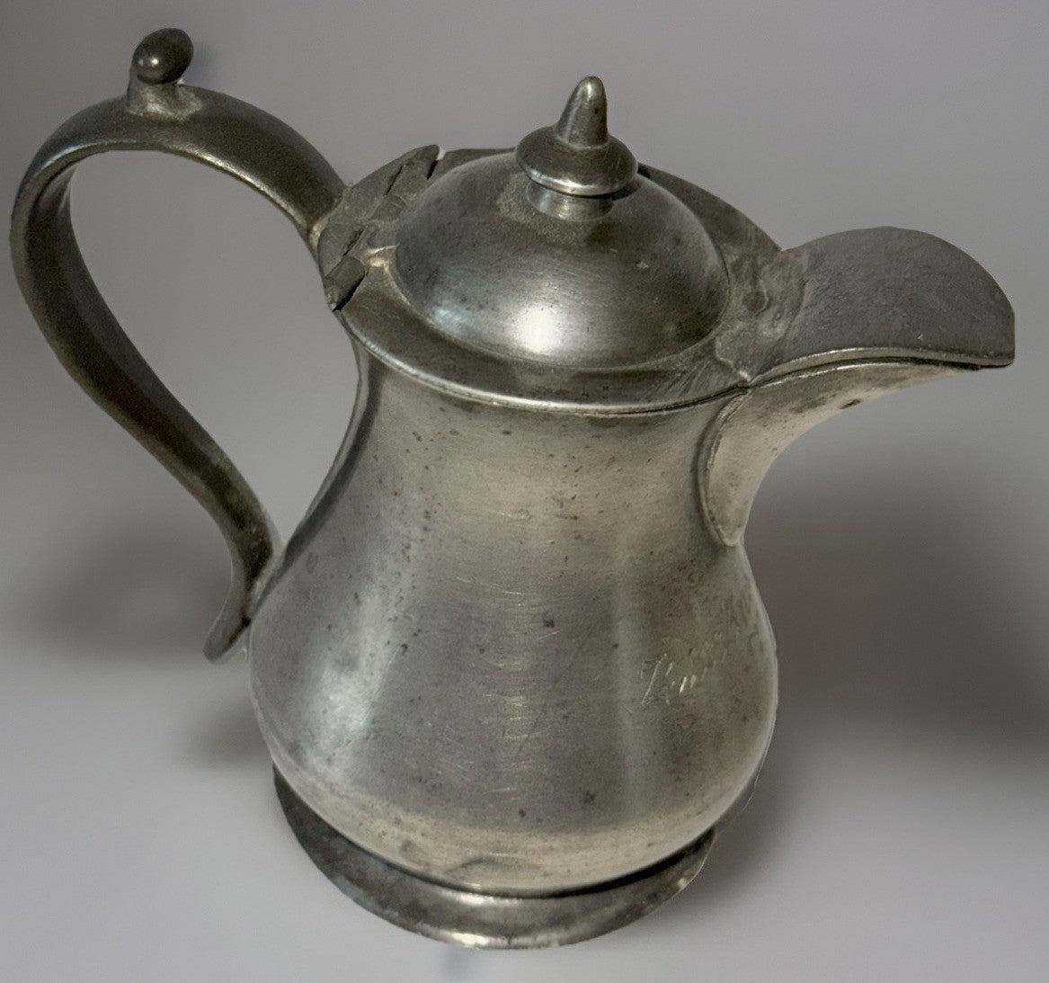 Antique Pewter Syrup Pitcher Hinged Lid Applied Handle "Zum Andenhen" Inscribed - AntiquesEtceteraAntique Pewter Syrup Pitcher Hinged Lid Applied Handle "Zum Andenhen" InscribedUnbrandedAntiquesEtcetera