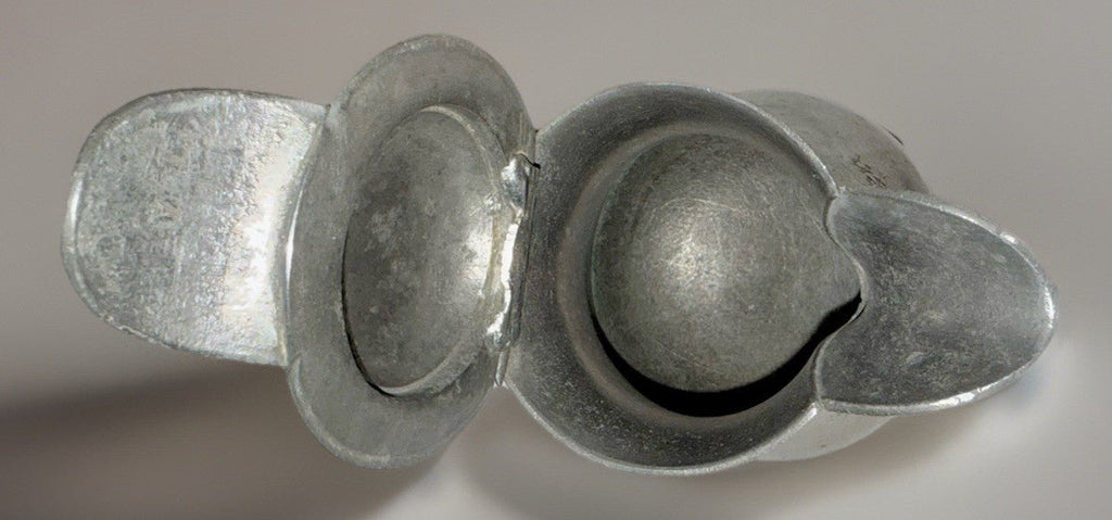 Antique Pewter Syrup Pitcher Hinged Lid Applied Handle "Zum Andenhen" Inscribed - AntiquesEtceteraAntique Pewter Syrup Pitcher Hinged Lid Applied Handle "Zum Andenhen" InscribedUnbrandedAntiquesEtcetera