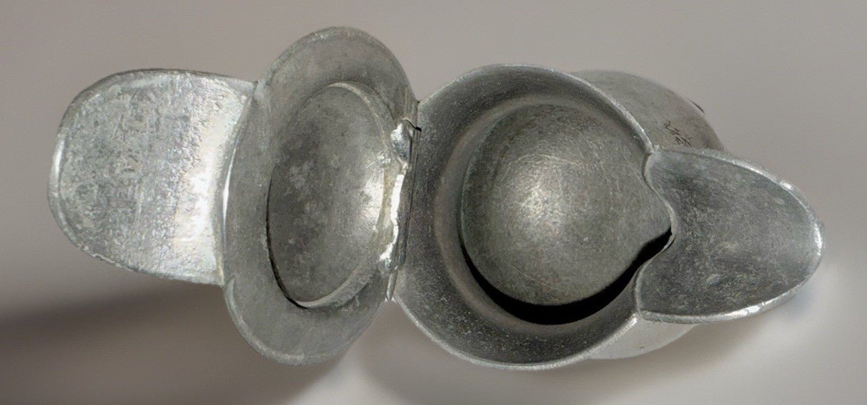 Antique Pewter Syrup Pitcher Hinged Lid Applied Handle "Zum Andenhen" Inscribed - AntiquesEtceteraAntique Pewter Syrup Pitcher Hinged Lid Applied Handle "Zum Andenhen" InscribedUnbrandedAntiquesEtcetera