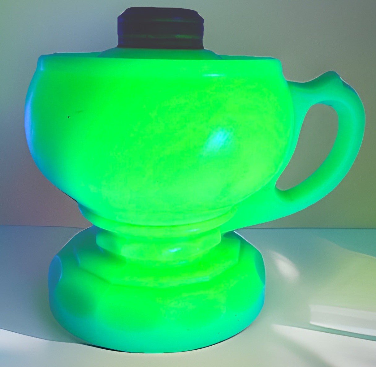 Jade Green Kerosene Oil Heart Lamp (Rare Unpatterned Example) Highly UV Reactive - AntiquesEtceteraJade Green Kerosene Oil Heart Lamp (Rare Unpatterned Example) Highly UV ReactiveAntique LightingAntiquesEtceteraAntiquesEtcetera