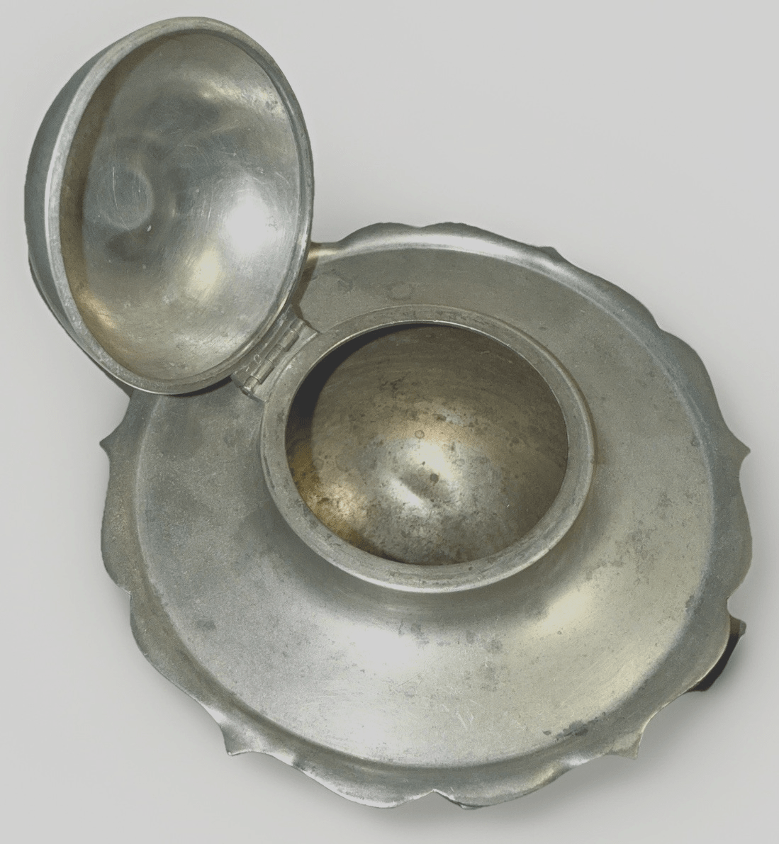 Pairpoint Pewter Footed Teapot Mod. P333 Bulbous Body Hinged Dome Lid 4 Paw Feet - AntiquesEtceteraPairpoint Pewter Footed Teapot Mod. P333 Bulbous Body Hinged Dome Lid 4 Paw FeetPairpointAntiquesEtcetera