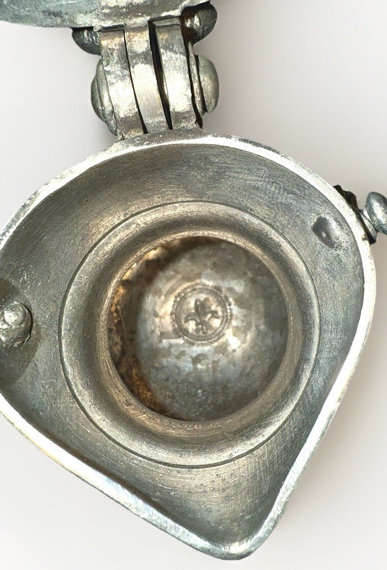 Pewter Creamer Syrup Flagon w/ Touchmarks / Lorenzo Della Bianca Acorns & Chain - AntiquesEtceteraPewter Creamer Syrup Flagon w/ Touchmarks / Lorenzo Della Bianca Acorns & ChainAntiquesEtceteraAntiquesEtcetera